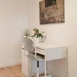 Host Wise - Comfy Minimalist Flat Apartment *