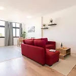 Host Wise - Comfy Minimalist Flat *
