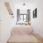 Host Wise - Comfy Minimalist Flat * Oporto