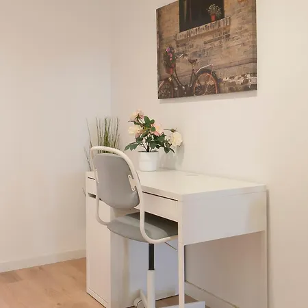 Host Wise - Comfy Minimalist Flat Apartment *