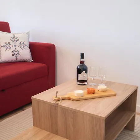 Host Wise - Comfy Minimalist Flat Apartment