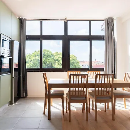 Host Wise - Comfy Minimalist Flat