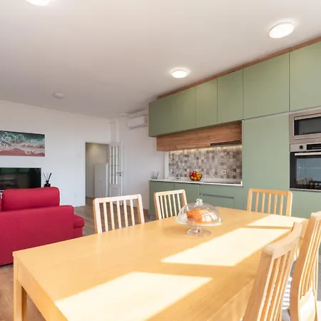 Host Wise - Comfy Minimalist Flat