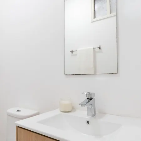 Host Wise - Comfy Minimalist Flat Oporto