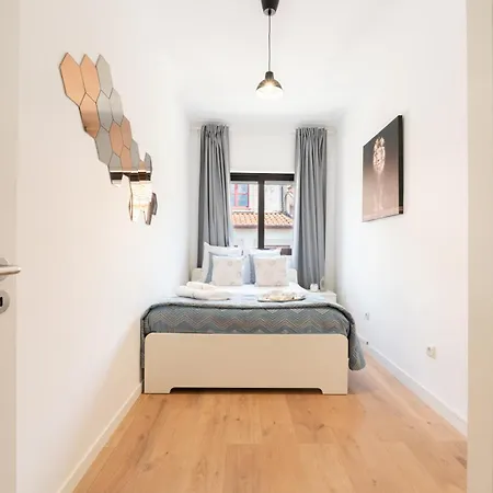 Host Wise - Comfy Minimalist Flat *