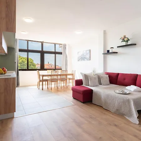 Host Wise - Comfy Minimalist Flat *