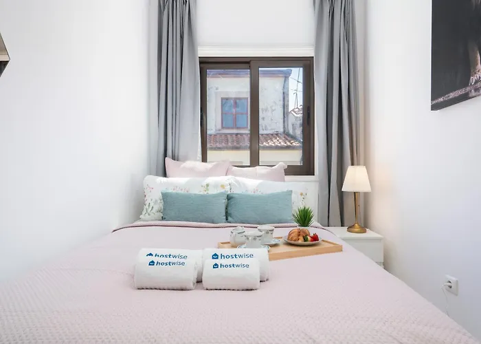 Host Wise - Comfy Minimalist Flat