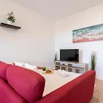 Host Wise - Comfy Minimalist Flat *