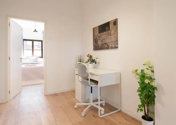 Host Wise - Comfy Minimalist Flat